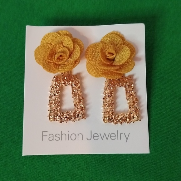 Jewelry - Womens Pierced Earrings With Flower